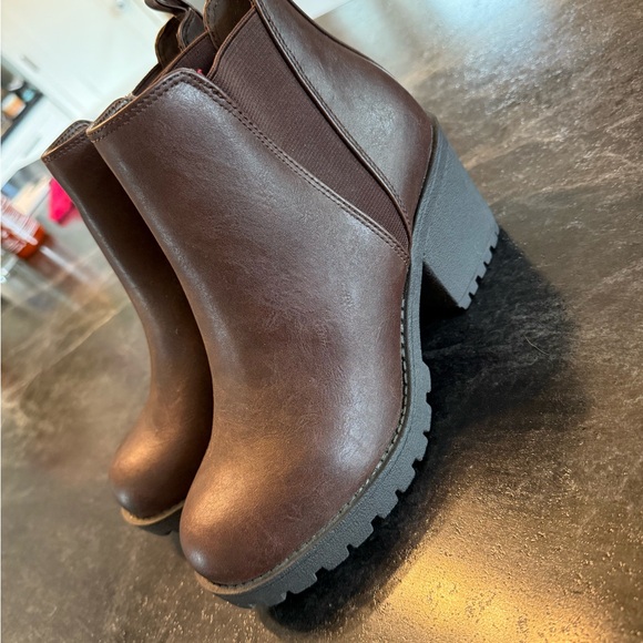 Shoes - Elegant Brown Ankle Boots